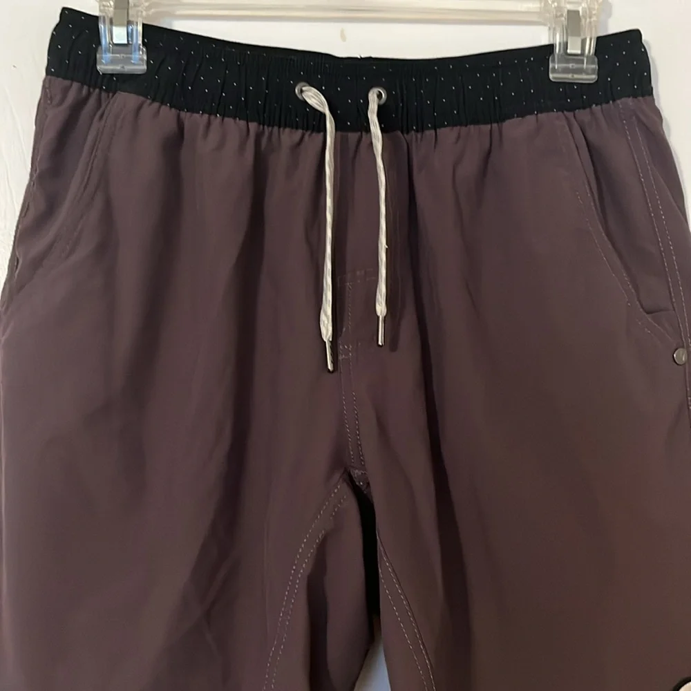 Vuori Men's Kore Shorts Lined 8" Plum/Black Small Running Exercise Lightweight - Picture 4 of 8